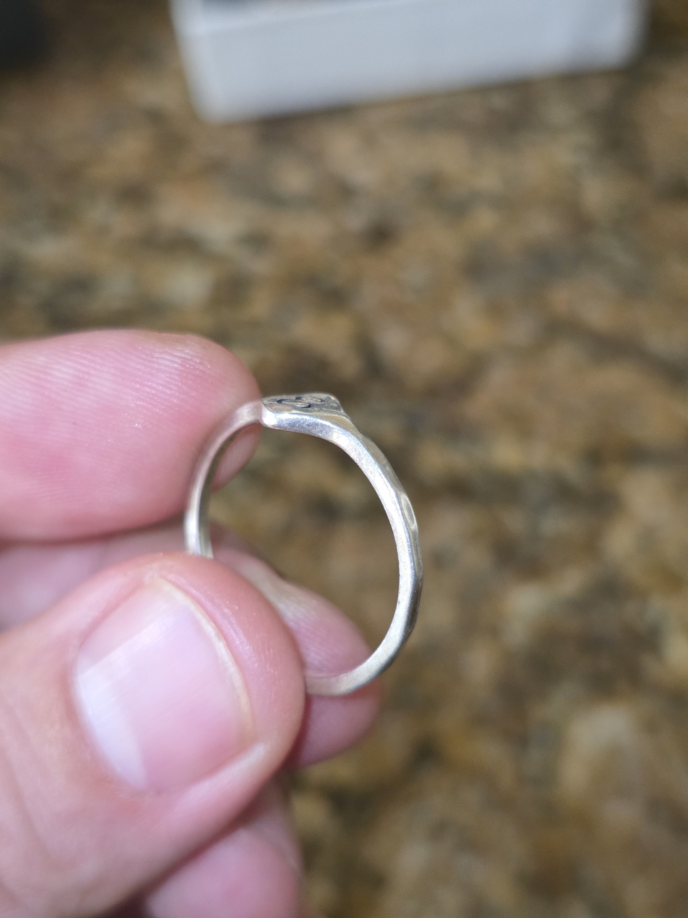 HAMMERED SINGNET RING - LETTER E - Picture 5 of 5